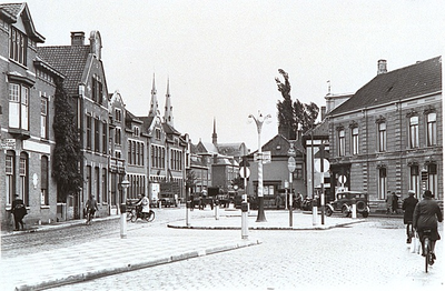 28499 Keizersgracht, kruising met Emmasingel, Kleine Berg en Willemstraat. Op de achtergrond ziet men de torens van de ...