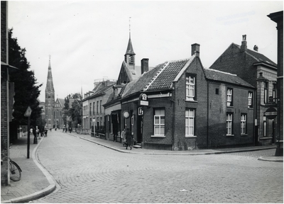 137849 Kruising Ten Hagestraat-Smalle Haven, gezien richting H. Hart- of Paterskerk. Met 't Groen Koffiehuis op nr. 21, ...