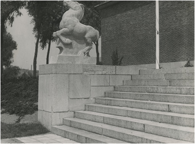 190173 Beeldengroep 'Paarden' door John Raedecker, ingang Van Abbe-museum, 05-1937