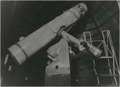 194457 Interieur Dr. A.F. Philips Observatorium: het afstellen van de telescoop, 1938