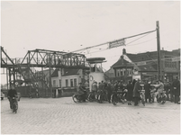 194948 Serie van 22 foto's betreffende de Woenselse overweg. Verkeersdrukte: het wachten bij de overweg door fietsers ...