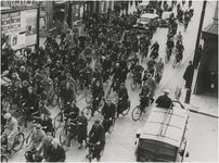 194951 Serie van 22 foto's betreffende de Woenselse overweg : verkeersdrukte bij de overweg met fietsers en auto's, 04-1938