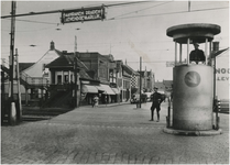 194952 Serie van 22 foto's betreffende de Woenselse overweg. Overweg en verkeerstoren gezien richting Fellenoord, 04-1938