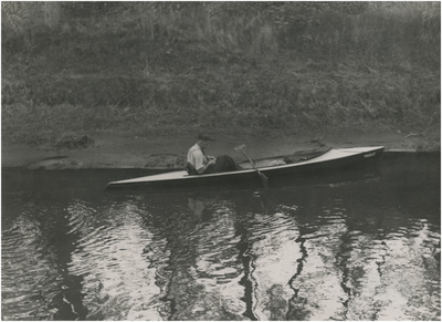 195057 Pauzerende man in kano op het water, 09-1940