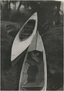 195058 Twee kano's aan wal, 09-1940