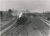 254014 Het vertrekken van een stoomtrein van het station, gezien richting Philips Lichttoren, 1936