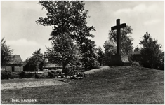 12645 Oorlogsmonument (kruis) in Kruispark, met boerderij op achtergrond, 1945 - 1960