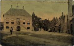 12647 Gemeentehuis uit 1903 aan plein, met rechts fabrieksgebouw met schoorsteen van de N.V. Roomboterfabriek De Beste ...