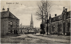12648 Zijkant gemeentehuis met toegangspoort tot de ruimte voor de brandspuit, met gezicht op Hoofdstraat met kerk en ...
