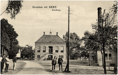 12652 Gezicht op gemeentehuis uit 1903, met rechts de schoorsteen van de boterfabriek en links, midden voor en midden ...