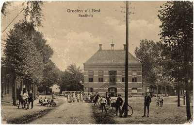 12653 Gezicht op gemeentehuis uit 1903, met groep kinderen, enkele met fiets, en links en rechts van raadhuis gezaagde ...
