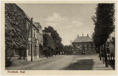 12654 Gezicht op gemeentehuis uit 1903, met links huizen en rechts pand in aanbouw, 1924 - 1934