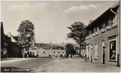12669 Oirschotseweg, met spoorlijn en rechts slijterij Rene, 1944 - 1959