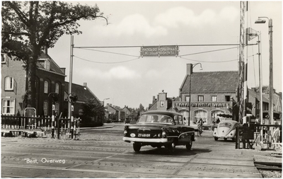 12675 Hoofdstraat, met de spoorwegovergang, gezien richting Hotel Bastille en links daarvan de Parkweg, 1959