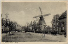 12682 Windmolen aan H. Hartstraat, uitkomend op deze onverharde straat, met kinderen, z.j.