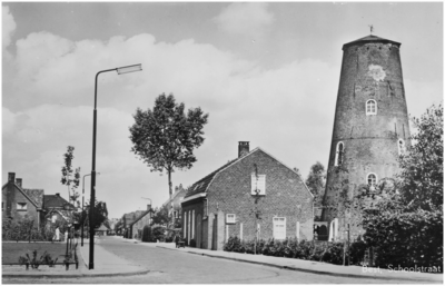 12683 H. Hartstraat, met molen De Volharding op nr 1a, 15-08-1956