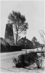 12684 Molenstraat, met links de afgedekte molenromp, 1960 - 1970