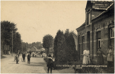 12696 Straatbeeld met rechts het hulppostkantoor. Kinderen met o.m. fiets, hoepel en hond, 1916