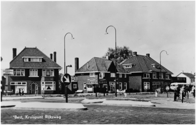 12706 Bosseweg, gezien richting 's-Hertogenbosch, met rechts garage Van den Heuvel & Zonen, z.j.