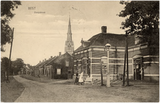 12714 Hoofdstraat, vanaf spoorweg gezien richting kerk, met rechts het pand van J.L. van de Sande, o.m. boek- en ...