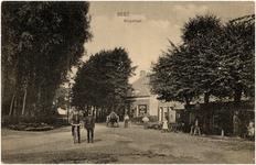 12717 Hoofdstraat, met rechts vermoedelijk een café en daarnaast een winkel. Links vooraan twee agenten van politie, ...