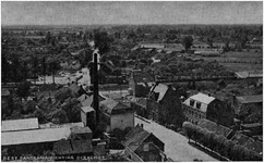 12726 Overzichtsfoto richting Oirschot, genomen vanaf de kerktoren, met de spoorlijn en links de schoorsteen van de ...