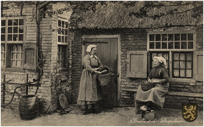 12738 Boerderij aan de latere Kruisparkweg, met pratende boerinnen, links mevrouw Roosen met een korf aan de arm, ...