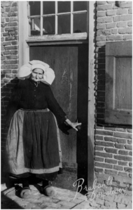 12742 Boerin M. van de Sande, bijgenaamd Mie van Graarten of Mie de bijlegger. Zij was baakster en woonde op Aarle, 1934