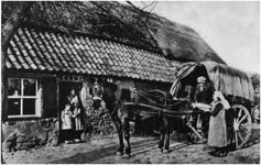 12746 Kramer (?) met paard en huifkar komt langs bij boerderij, 00-04-1974