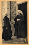 12750 Twee vrouwen met poffers, de ene met een overjas, de andere met een schouderdoek, pratende bij een open deur, ...