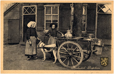 12751 Twee meisjes bij een hondenkar met melkbussen, 1923 - 1934