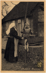 12752 Twee vrouwen bij een put op een boerenerf, 1923 - 1934