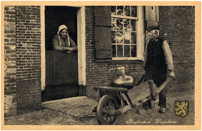 12753 Boerin leunend op halve deur en boer met kruiwagen waarop een koperen melkbus, 1923 - 1934