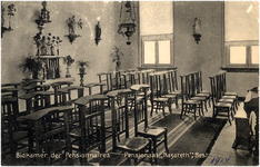 12785 Interieur van de bidkamer der pensionnaires, met beelden en stoelen, 1912 - 1913