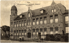 12794 Voorgevel met hek aan straatzijde, waarvoor twee jongens met hun fietsen, 1919