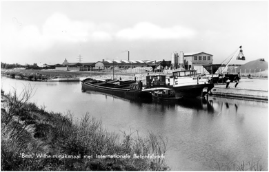 12837 Het laden en lossen van binnenvaartschepen bij de betonfabriek, 04-1968