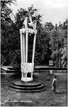 12857 Monument bij ingang van het natuurtheater Joe Mann, 04-1970