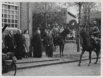 568518 De commandant, de Ritmeester Keuvel staat naast het raadhuis te wachten op het regiment, 31-10-1939