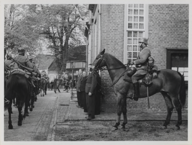 568519 De commandant, de Ritmeester Keuvel staat naast het raadhuis en bekijkt het regiment, 31-10-1939