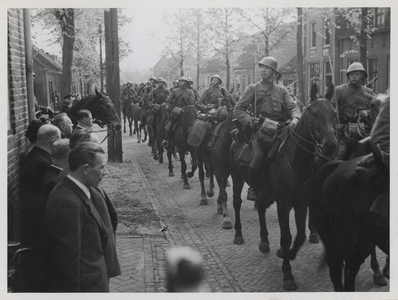 568520 Parade van 4 - II Regiment Huzaren , 31-10-1939