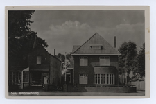 568523 Markt : v.l.n.r. Gouden Leeuw , bakkerij van Stekelenburg en rechts de ambtswoning van burgemeester R. Schoepp, 1935