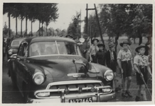 568506 De stoet met auto's wordt begeleid door de lokale padvinderij, 10-07-1953
