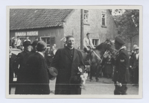 568511 Aankomst Pastoor van de Werf bij de kerk, 10-07-1953