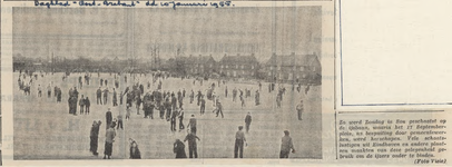 568625 Schaatsende mensen op het 17 Septemberplein, 10-01-1955