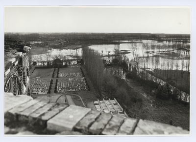 568719 Panorama van de overstroming van de Dommel en het kerkhof, genomen vanaf de toren St. Petrus Banden,, z.j.