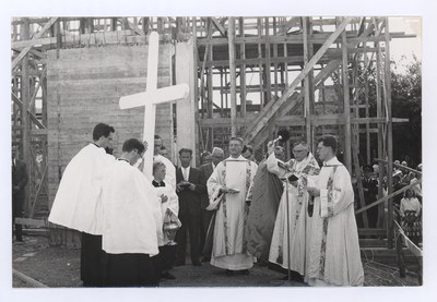 568848 Het leggen van de eerste steen voor de nieuwe kerk door Pastoor Pulskens , 01-08-1959
