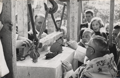 568853 Het leggen van de eerste steen voor de nieuwe kerk door Pastoor Pulskens, 01-08-1959