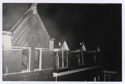 568863 Brand in Huize Zonhove. Het totale verwoeste dak na de brand, 21-06-1959