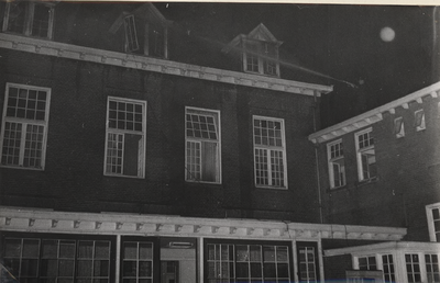 568866 Brand in Huize Zonhove. Het blussen van het dak, 21-06-1959