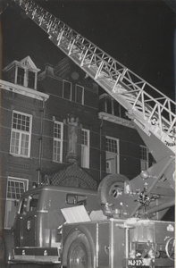 568868 Brand in Huize Zonhove. De brandweer bestrijdt de brand vanaf een hoogwerker, 21-06-1959